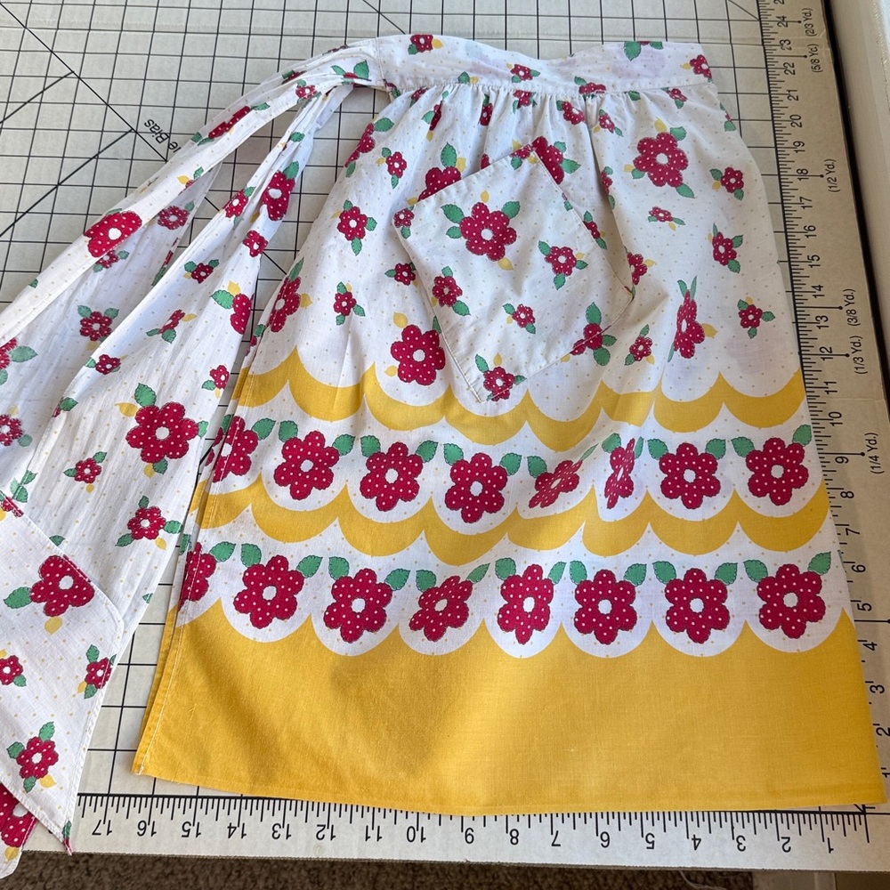 Vintage 1950s Cotton Half Apron – Red Floral Print with Yellow Scalloped Border